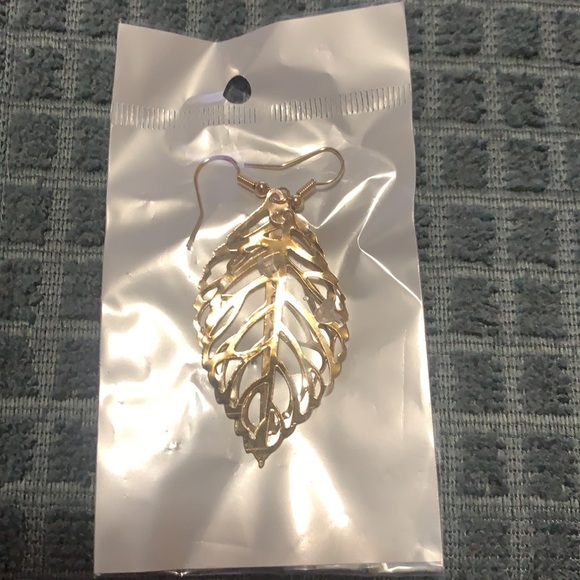 Fashion Simple Mori Metal Leaf Earrings - Picture 4 of 4